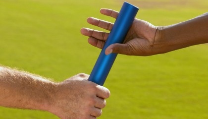 开云电子竞技-“高速超车：在弯道中破风前行的瞬间”，高速超车道行车规则