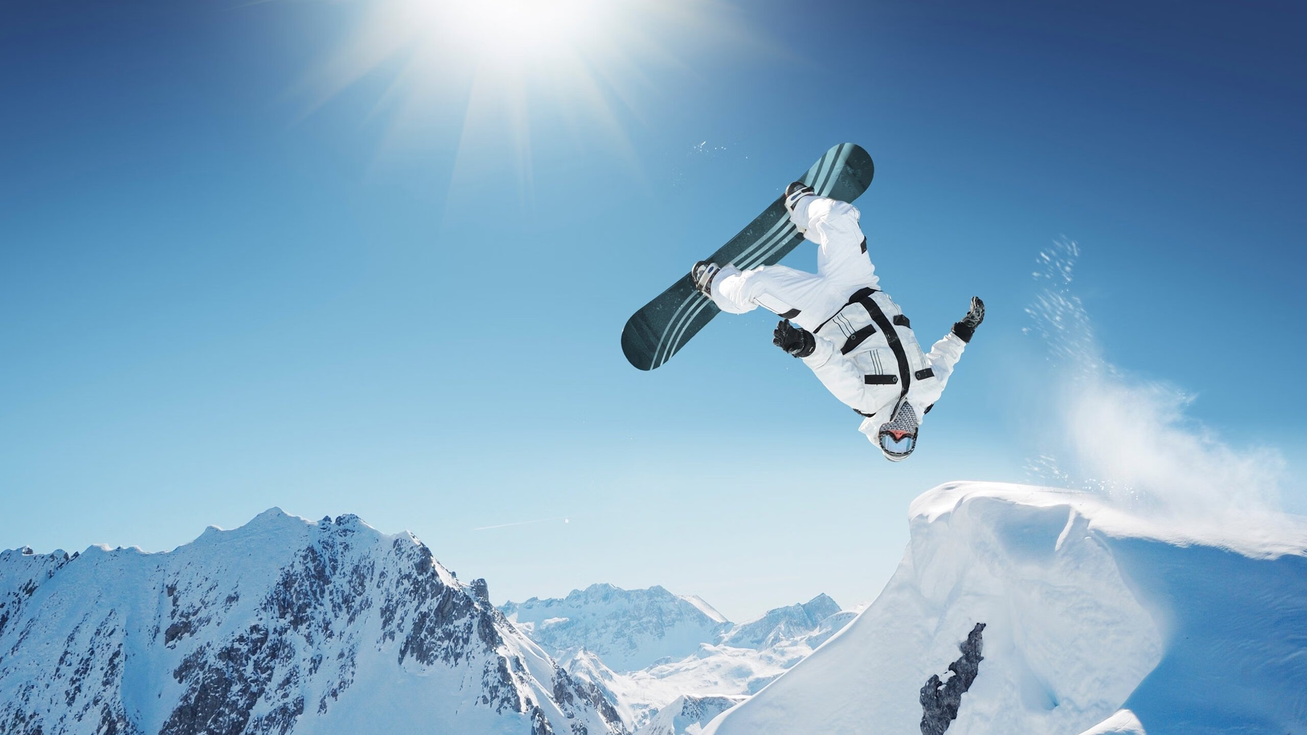 传统火把晚会舞龙舞狮，文化与运动盛大庆典